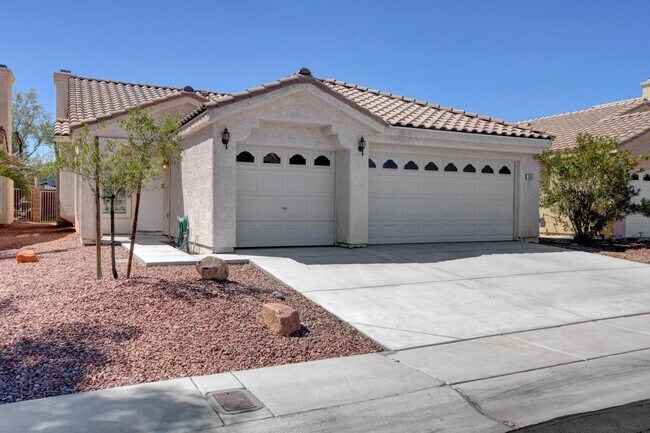Foto del edificio - RARE Single Story, 3 Bedroom with 3 Car Garage in a GATED community!