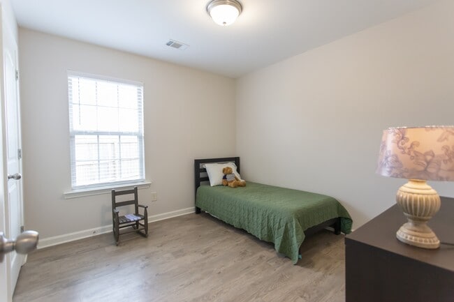 Building Photo - 1128 Honeysuckle Dr