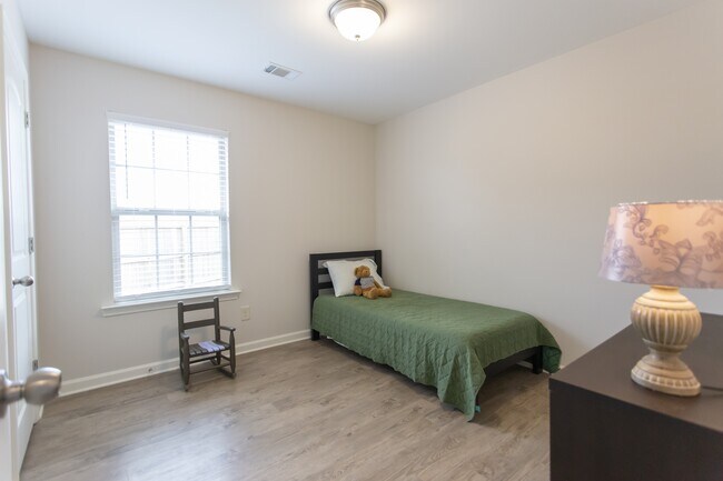 Foto del edificio - 1128 Honeysuckle Dr