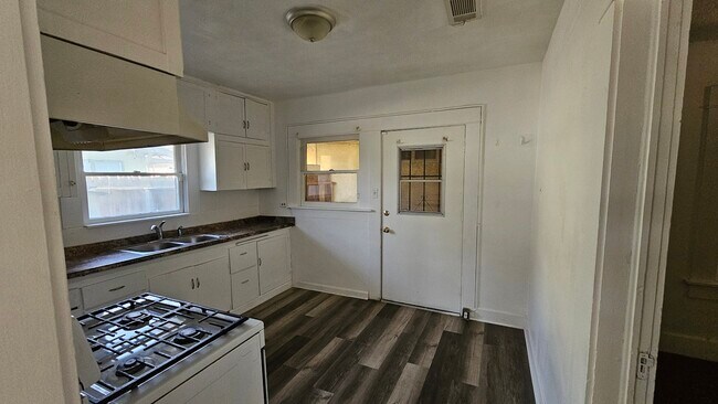 Foto del edificio - 919 W Noble Ave