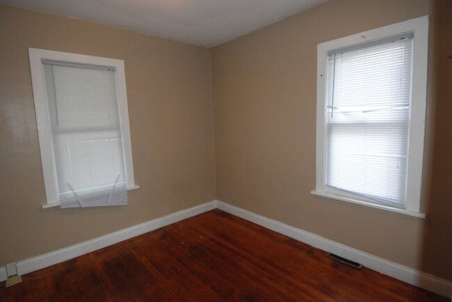 Building Photo - 2 bedroom Home in the Heart of Forest Lake — $1,400/Month