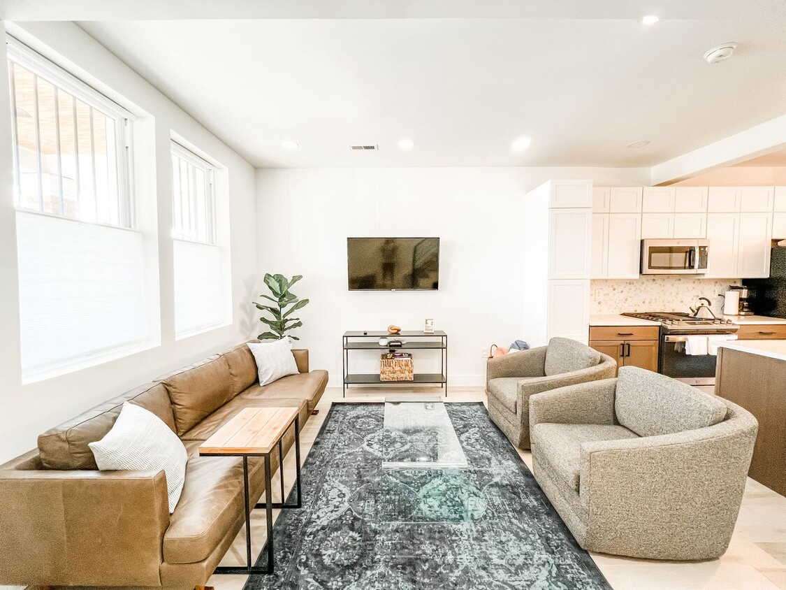 Foto principal - RENOVATED TOWNHOME WITH DECK BY METRO