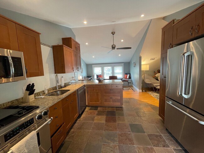 Foto del edificio - 247 Savin Hill Ave