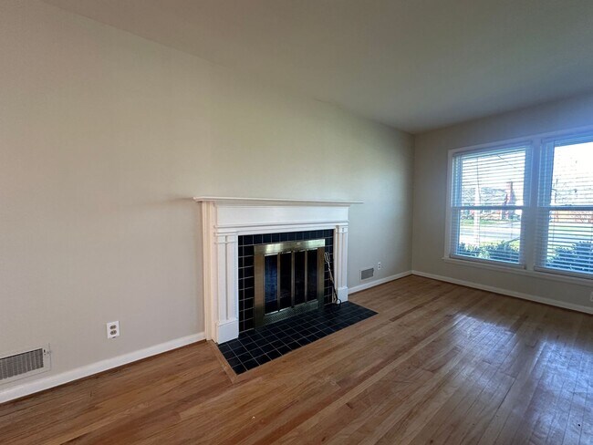 Foto del edificio - 3 bedroom/1.5 bath w/basement in Woodlawn Park. Available mid June