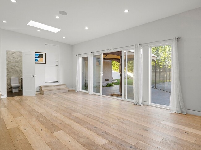 Building Photo - Luxury 5 Bedroom Pool Home in Tarzana