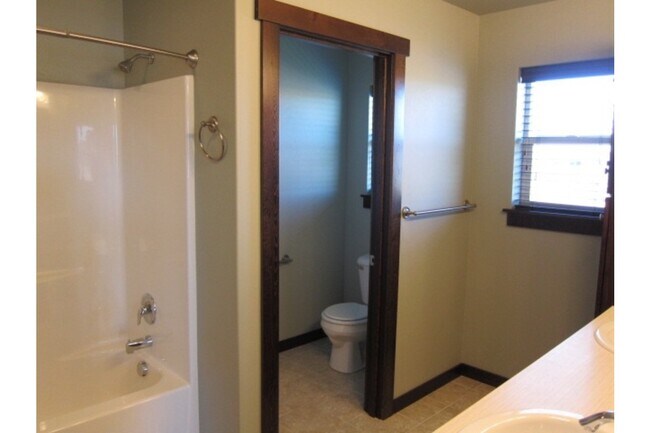 Foto del edificio - 1906 Leeward Ct