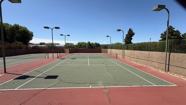 Foto del edificio - Paradise Valley 1br Condo with Pool