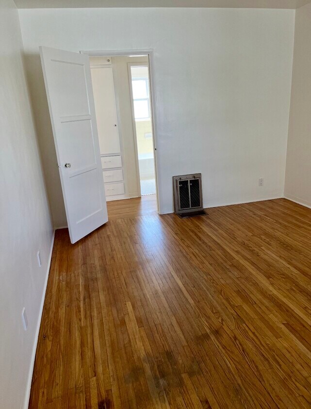 Building Photo - 918 S Averill Ave
