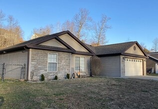 Building Photo - 123 Sycamore Dr