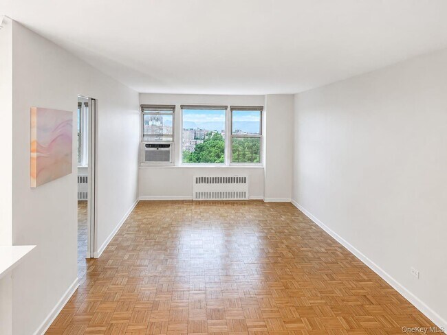 Foto del edificio - 4525 Henry Hudson Pkwy
