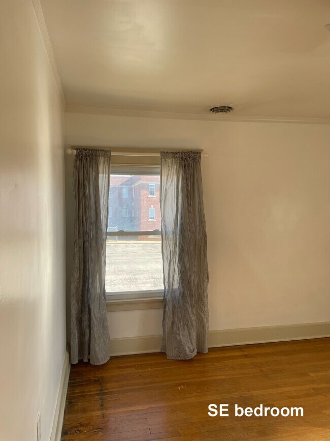 SE bedroom - 112 W Gay St