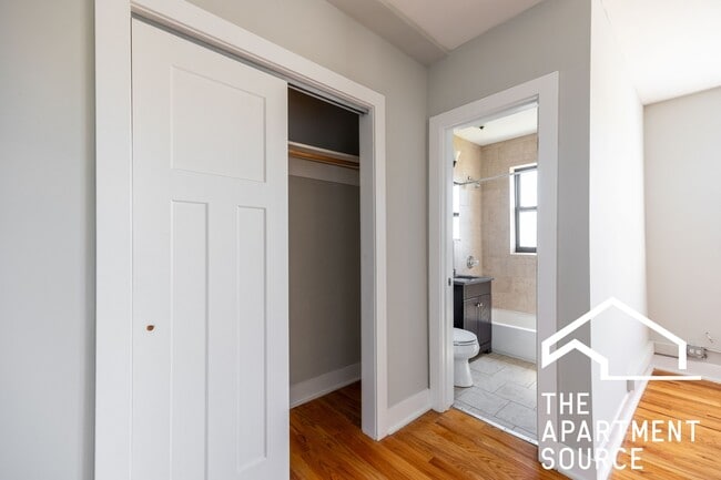Building Photo - 4546 N Damen Ave