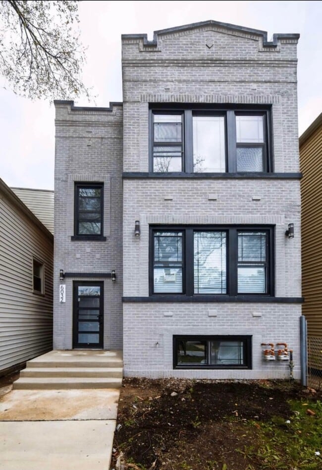 Building Photo - 6032 S Paulina St