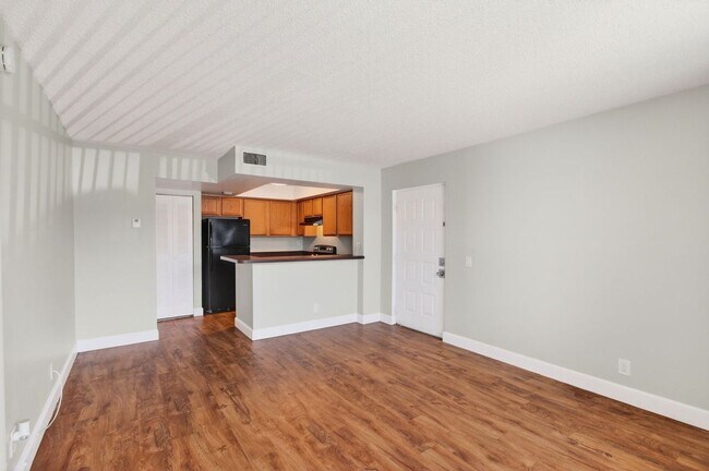 Foto del edificio - ONE BEDROOM ONE BATHROOM!! WATERFRONT COMMUNITY!