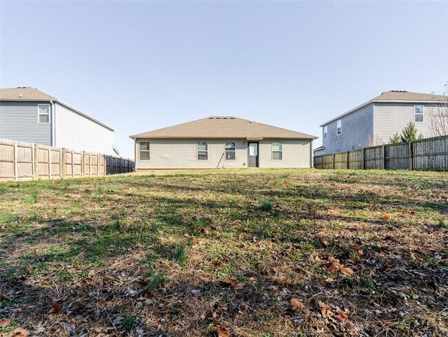 Building Photo - 904 SW Green World St