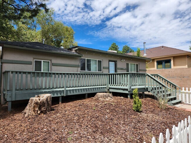 Building Photo - 4 bedroom Sunnyside Home