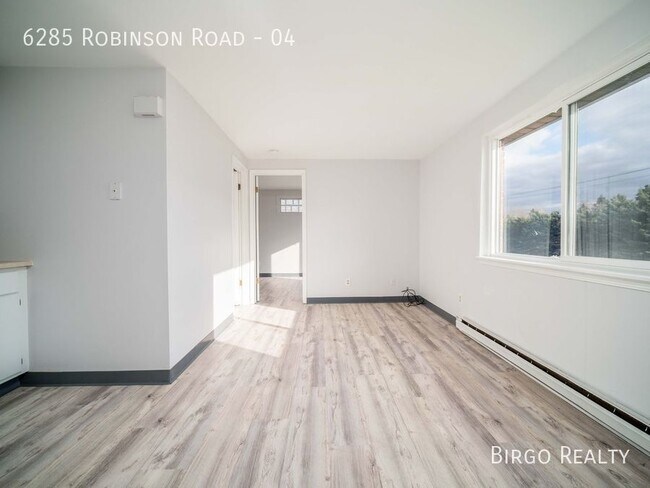Foto del edificio - Renovated 1 Bed / 1 Bath APARTMENT in LOCK...