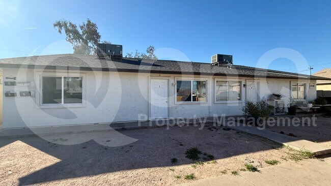 Foto del edificio - 2739 E Tamarisk Ave