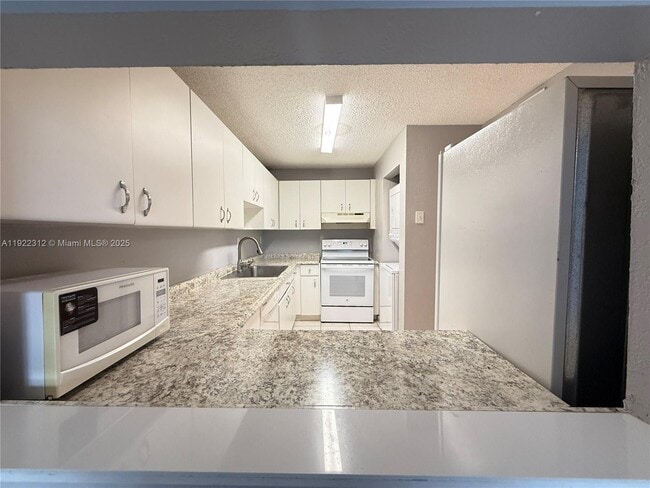 Foto del edificio - 10000 NW 80th Ct