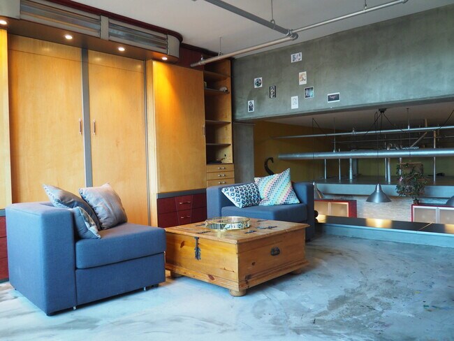 À l'étage - Espace de vie principal (Murphy up) - 2556 Hastings St E