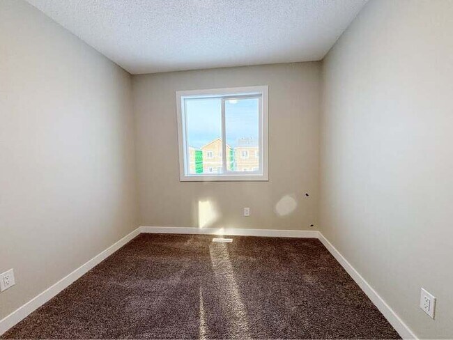 Photo du bâtiment - 20724-20742 42 Avenue NW