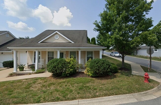 Building Photo - 902 Parade Ln