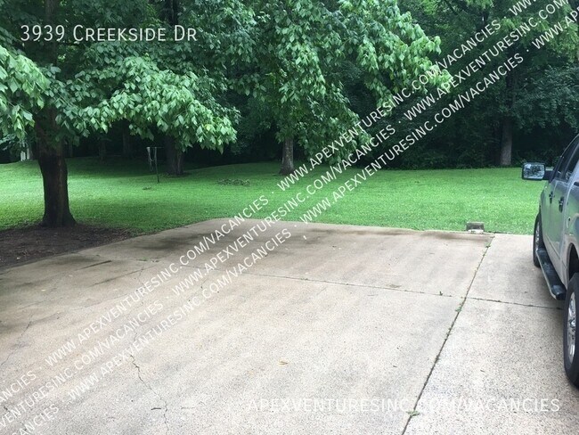 Building Photo - 3939 Creekside Dr