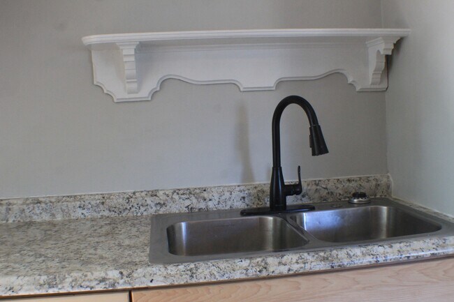 Cocina - Encimeras y gabinetes remodelados - 266 S Prospect St