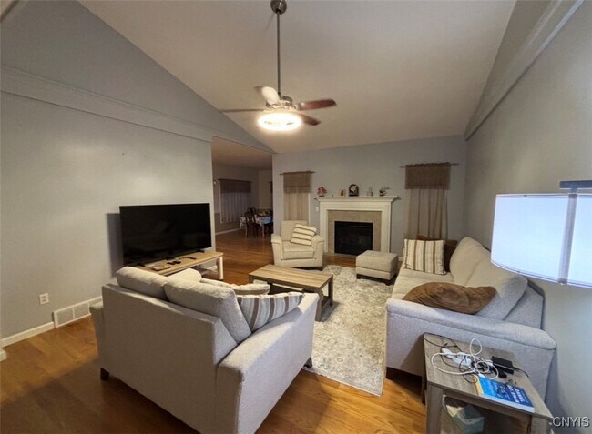 Foto del edificio - 5055 Constitution Ln