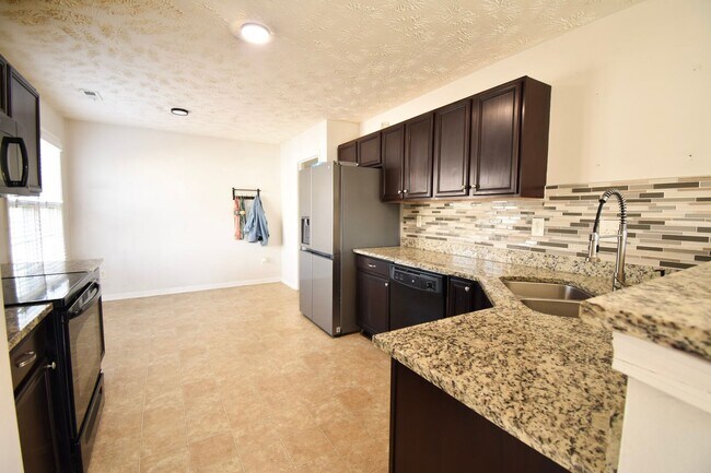 Foto del edificio - 4 Bedroom 2 Bathroom, Small Pets Considered