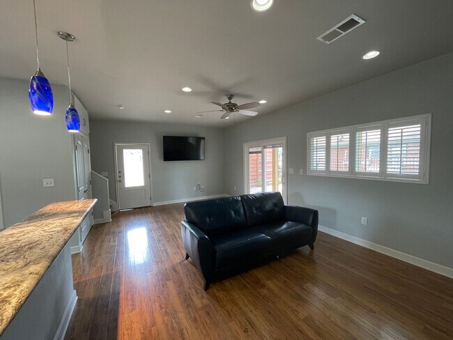 Foto del edificio - Amazing detached 2/2.5 duplex in Central Austin!!!