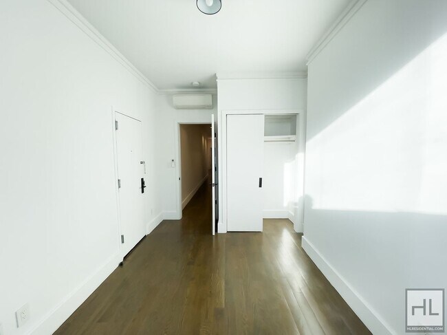 Foto del edificio - Spacious 2-Bed 1 Bath / Carroll Gardens