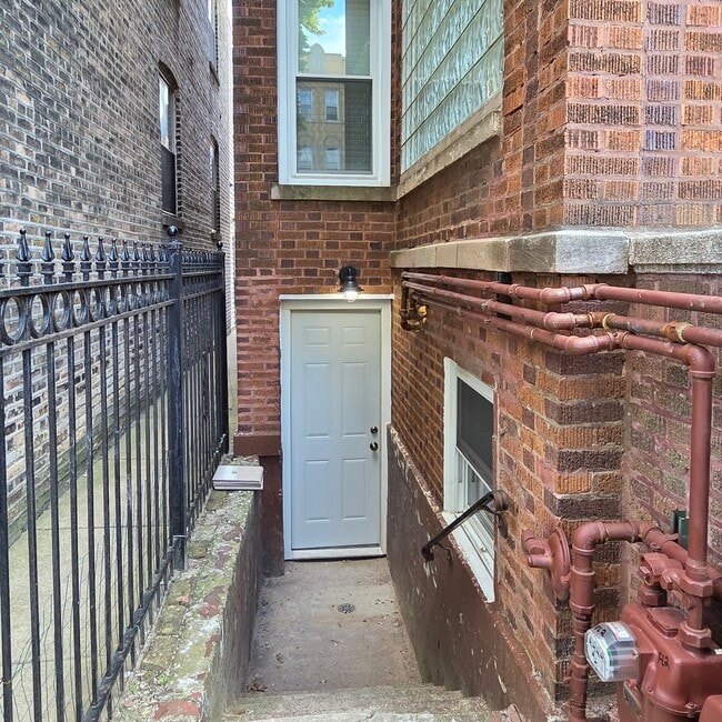 Building Photo - 2637 W Winona St
