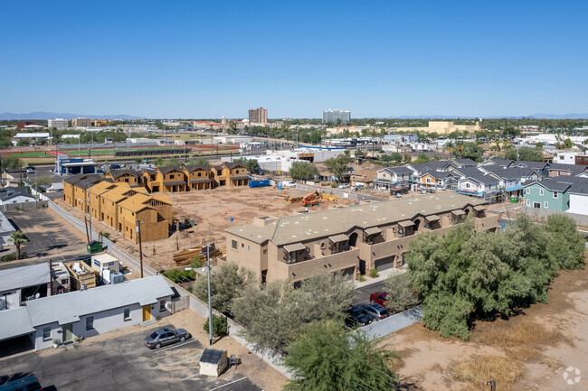 Building Photo - Villas on Roma