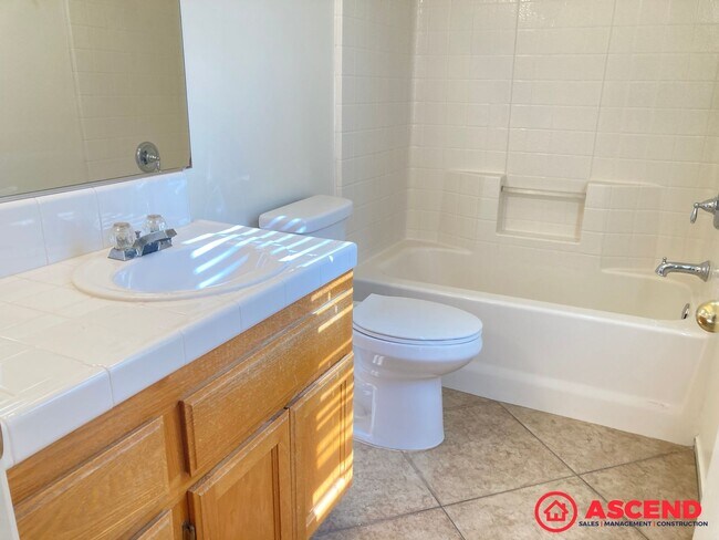 Foto del edificio - Comfortable 2BD/2BA Home in Bakersfield's Desirable 93312 — Fully Equipped!