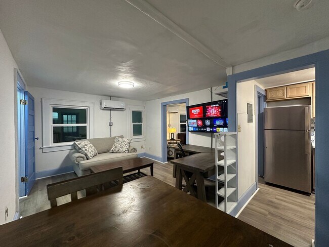 Building Photo - Upstairs apartment near United Regional Ho...