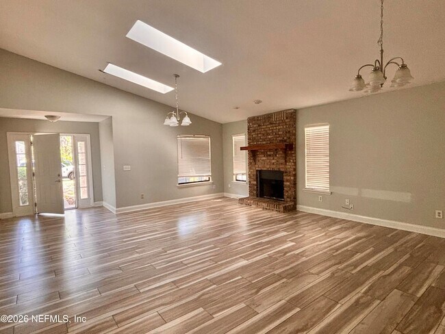 Foto del edificio - 5449 Fort Caroline Rd