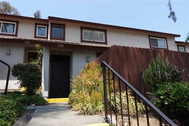 Primary Photo - 1709 Paramount Blvd