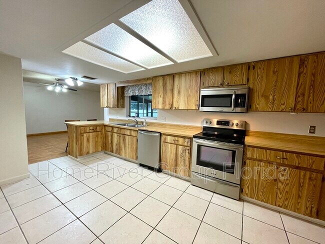 Building Photo - 1216 Wildrose Dr