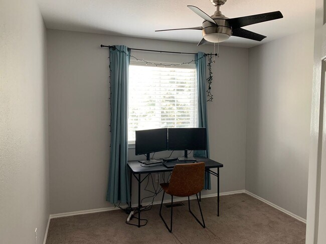 Foto del edificio - 4 bed 4 bath Erie home 1 mile from downtown and shops!