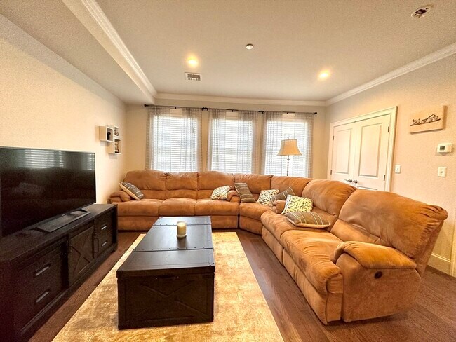 Building Photo - 371 Main St