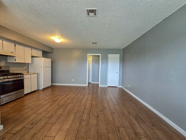 Building Photo - Beautifully remodeled 2-bedroom home in a ...