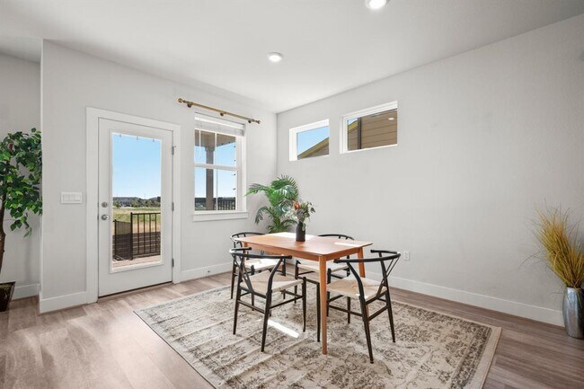 Foto del edificio - 7118 Silver Star Ln