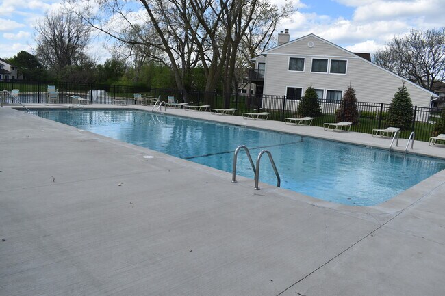 Foto del edificio - 932 Hidden Lake Dr