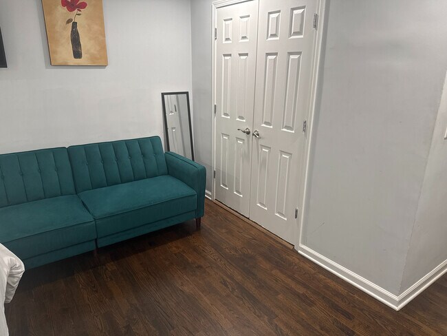 Foto del edificio - Room in House on Holly Rd NW