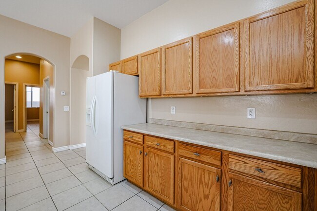 Building Photo - Single level 4 bed 2 bath with pool