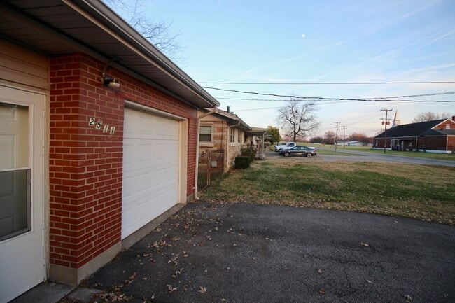 Building Photo - Adorable 3-brm brick ranch with lots of na...