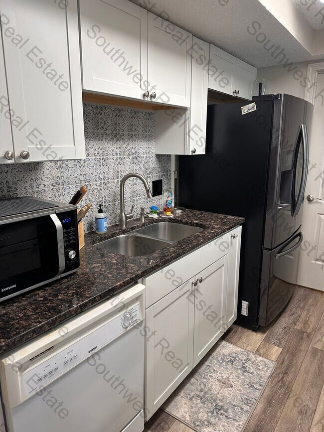 Foto del edificio - Spacious 2 story condo.