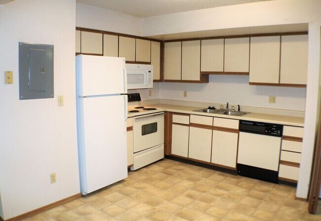 Building Photo - $910 | 2 Bedroom, 1 Bathroom Condo | Pet F...