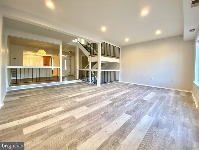 Building Photo - 20241 Laurel Hill Way